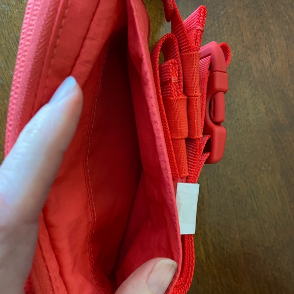 Lululemon Mini Coral Crossbody Bag Silver Emblem NWT - Picture 6 of 6